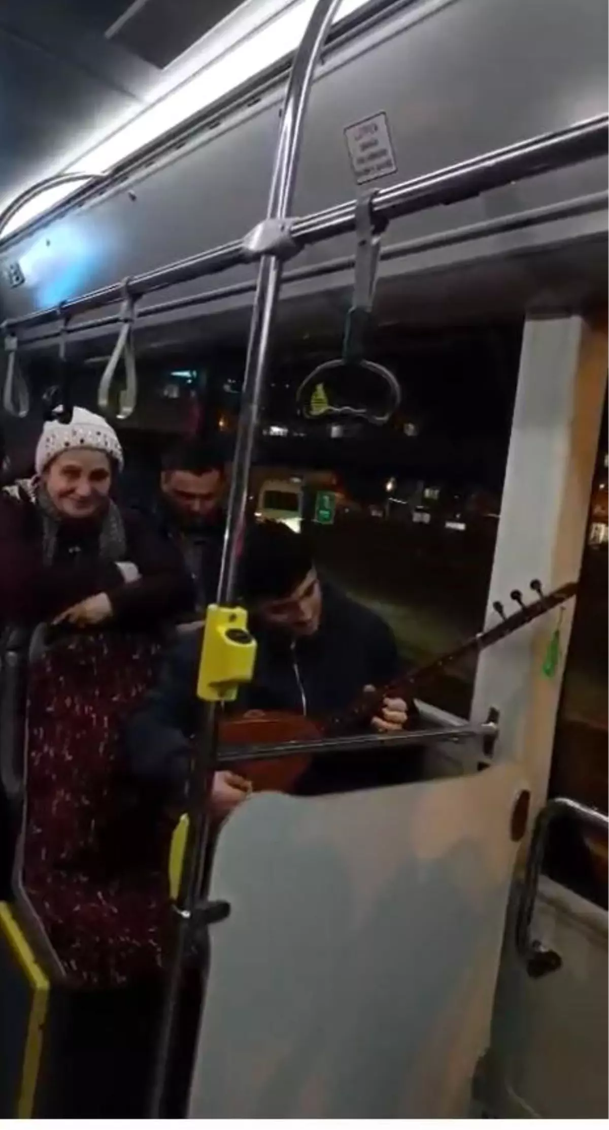 Eminönü-Arnavutköy seferindeki İETT otobüsünde sazlı yolculuk