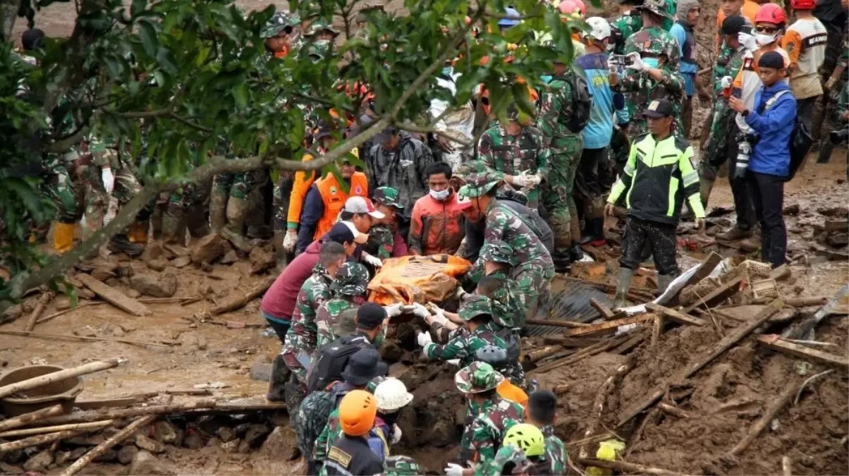 Endonezya'da Toprak Kayması: 53 Kişi Hayatını Kaybetti