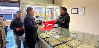 Eruh'ta esnaf ve vatandaşa Türk bayrağı dağıtıldı