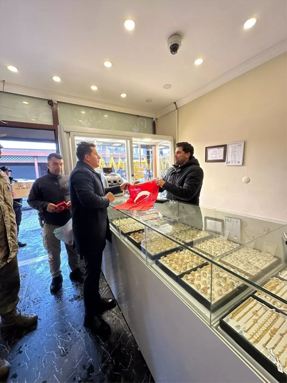 Eruh'ta esnaf ve vatandaşa Türk bayrağı dağıtıldı