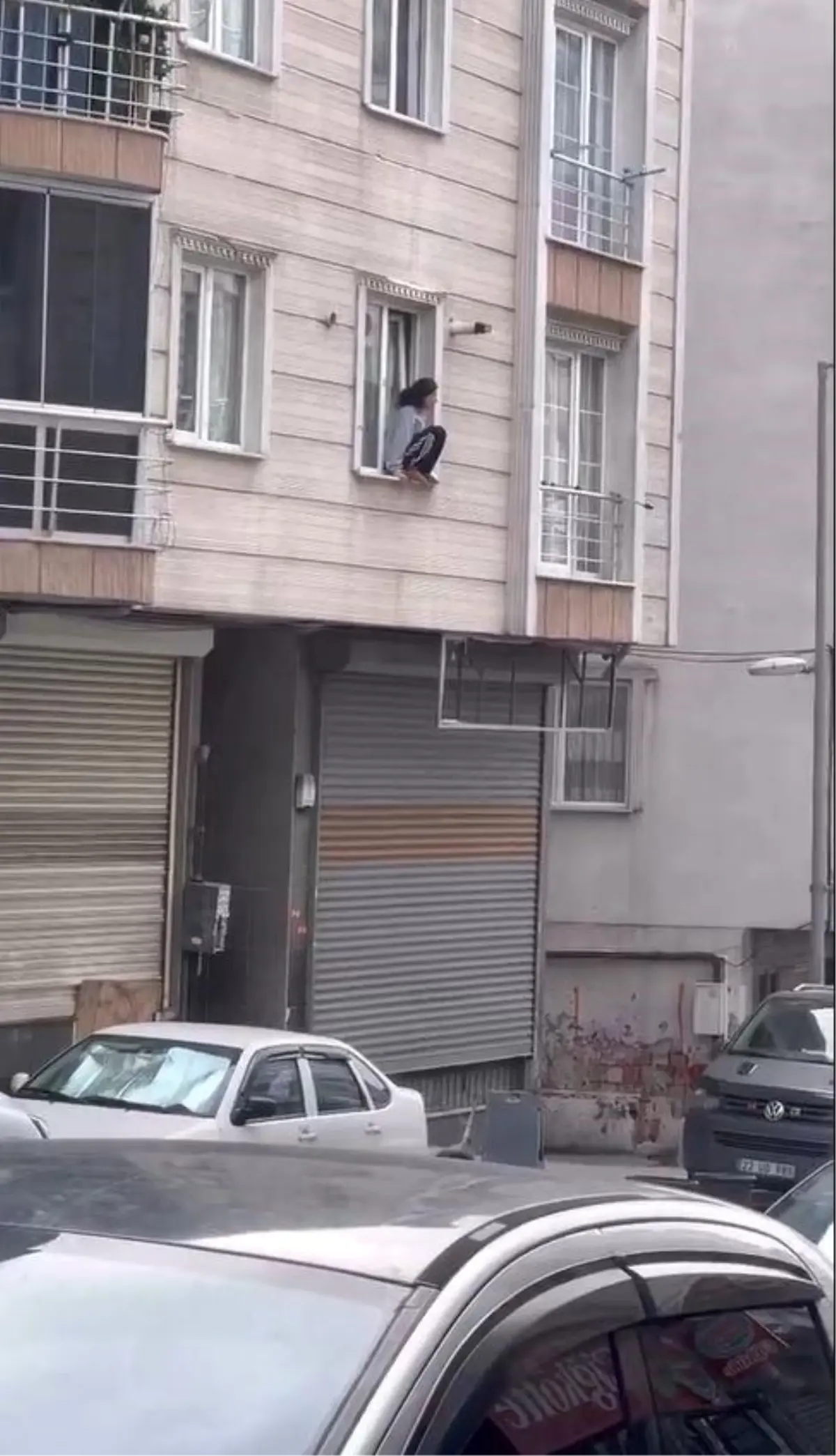 Eve kitlenen genç kadın kendini camdan attı; O anlar kamerada