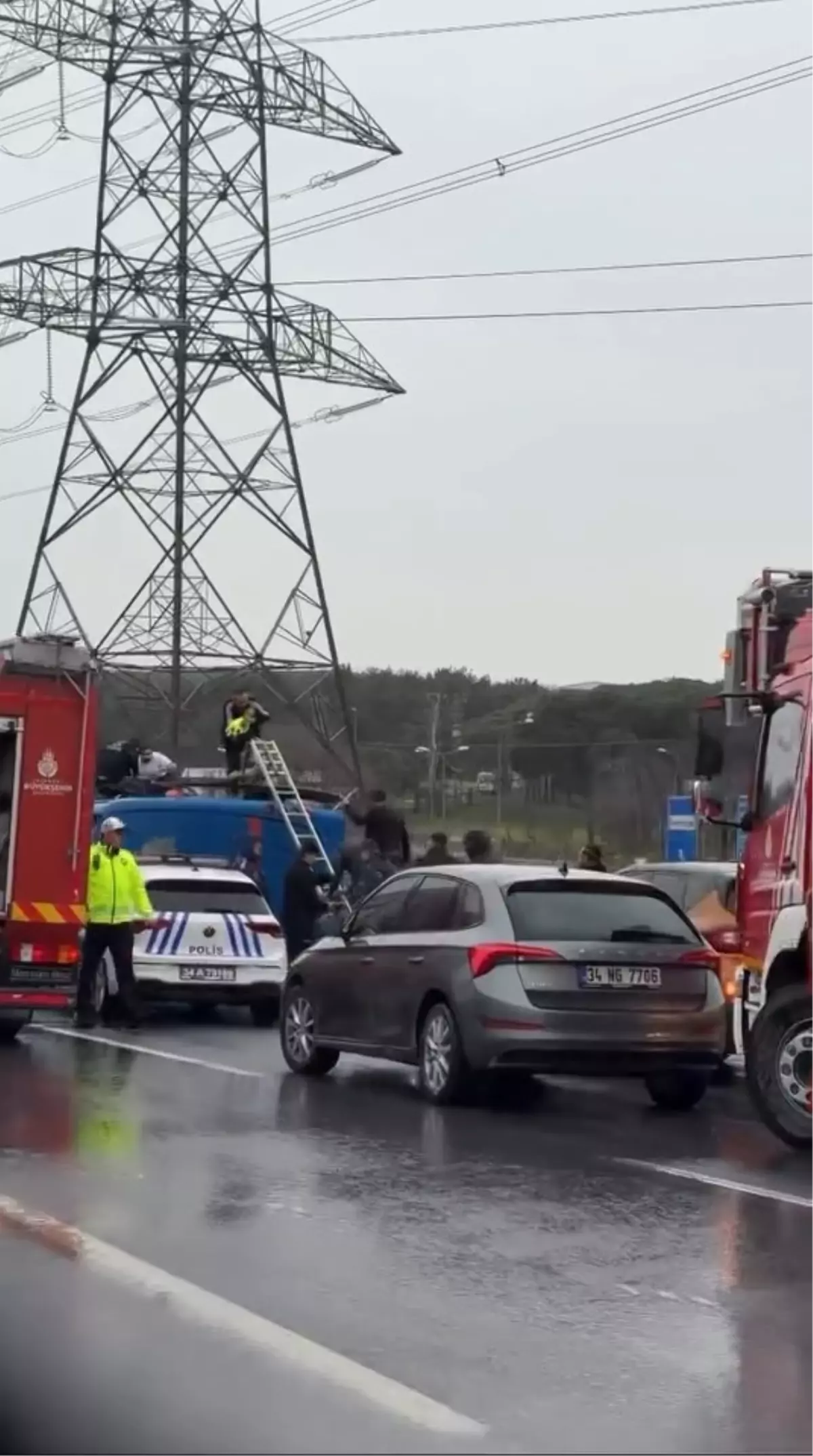 Kemerburgaz'da cezaevi nakil aracı devrildi; yaralılar var