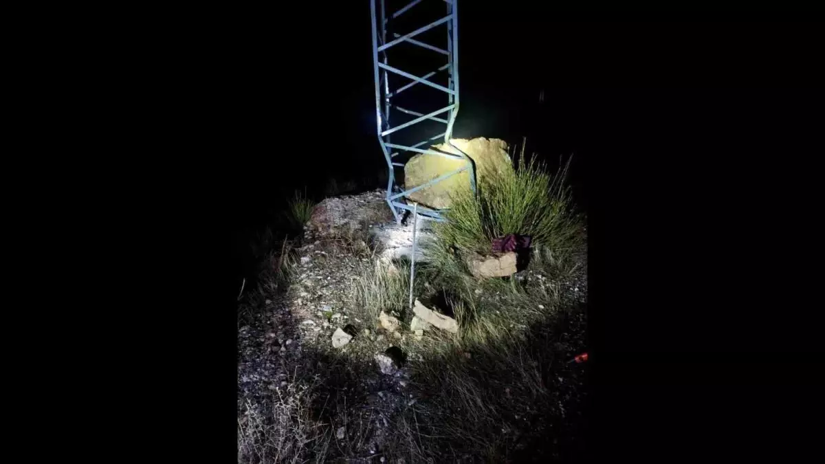 Gercüş'te facianın eşiğinden dönüldü: Dev kaya elektrik direğine çarparak durabildi