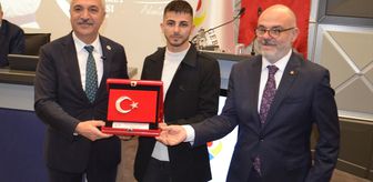 GTO'dan aktif sporculuk kariyerini sonlandıran milli karateci Şamdan'a plaket