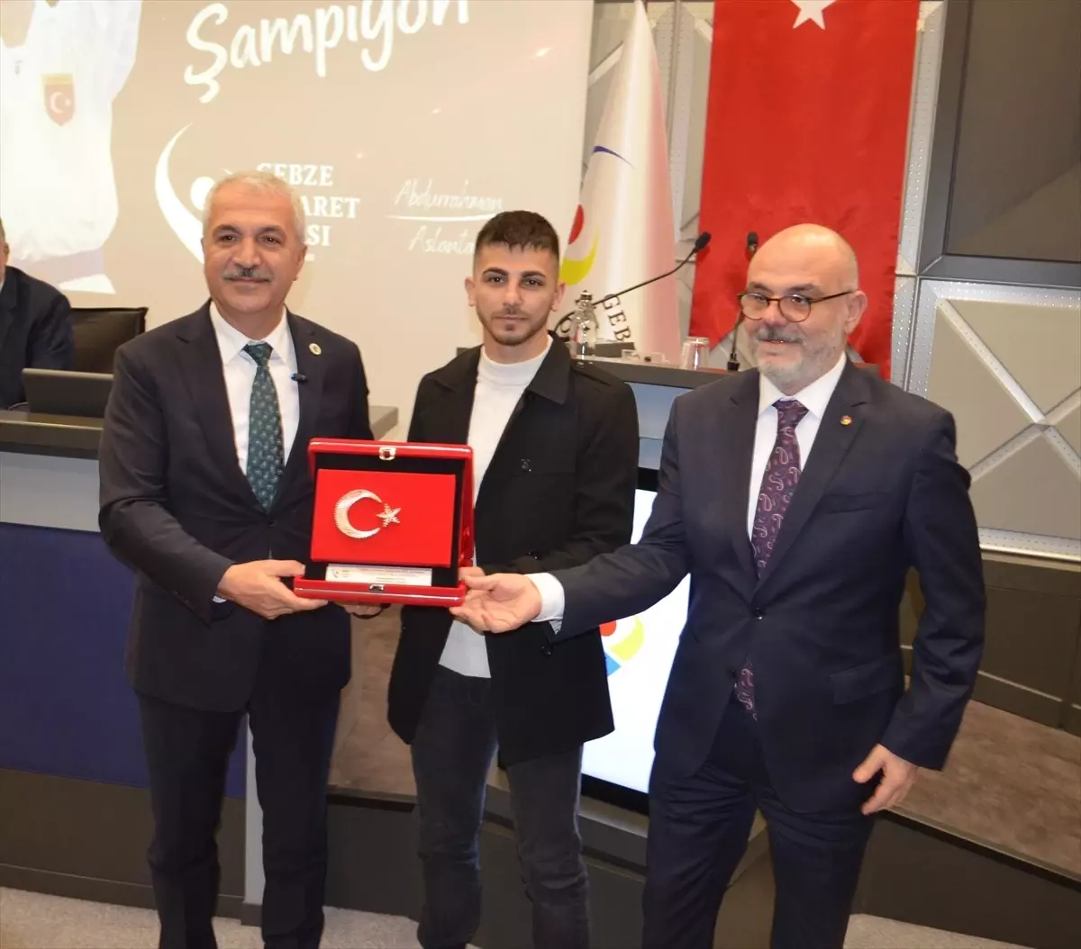 GTO'dan aktif sporculuk kariyerini sonlandıran milli karateci Şamdan'a plaket
