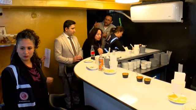 Everyone is talking about this hamburger place! Look at the price of the half-liter water