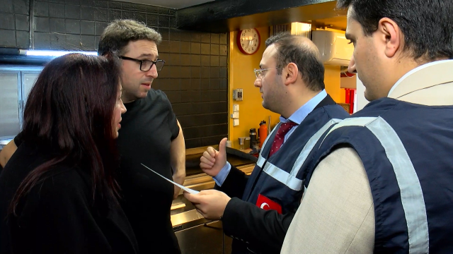 Everyone is talking about this hamburger place! Look at the price of the half-liter water