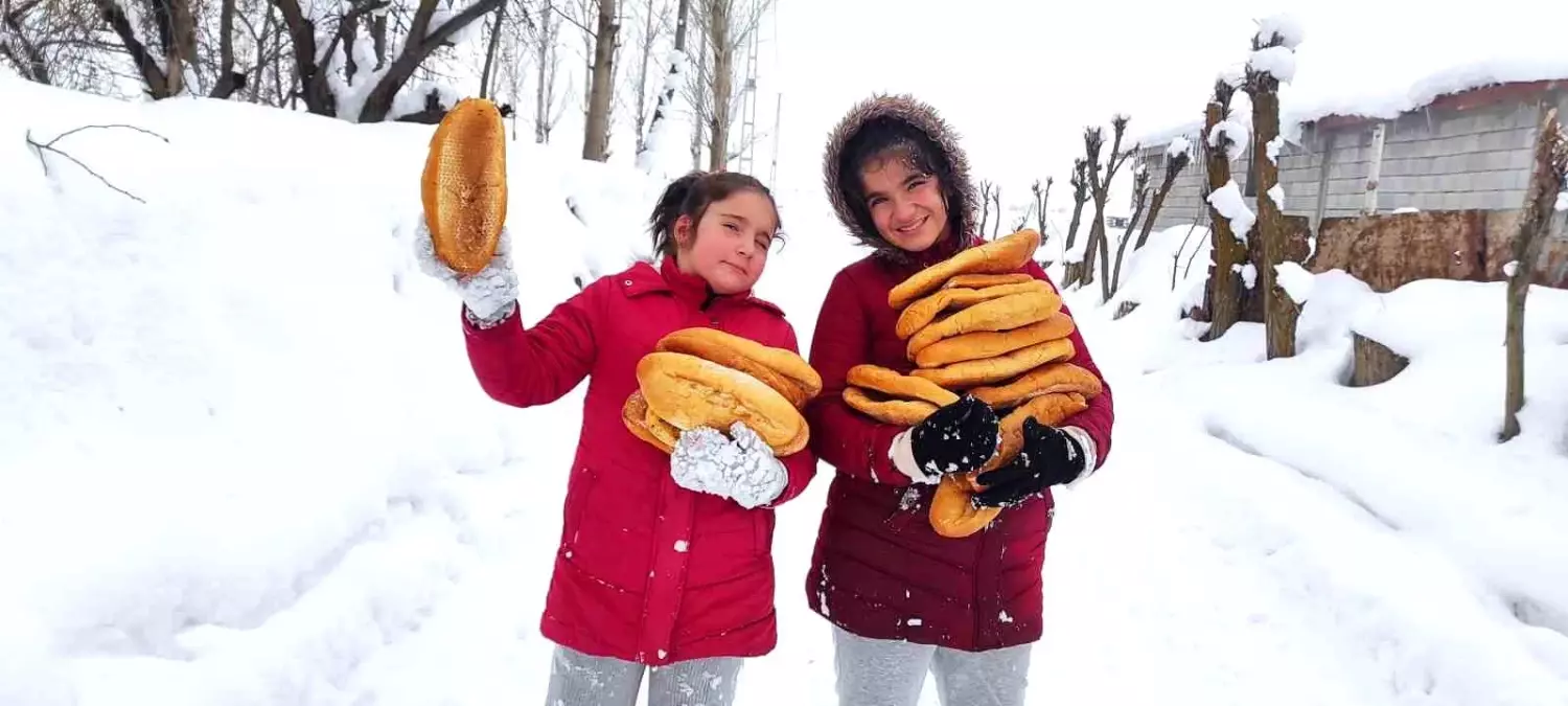 İki kardeşten yaban hayvanlarına şefkat eli
