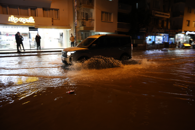 izmir de saganak ve firtina hayati felc etti sel 19517193 9816 m