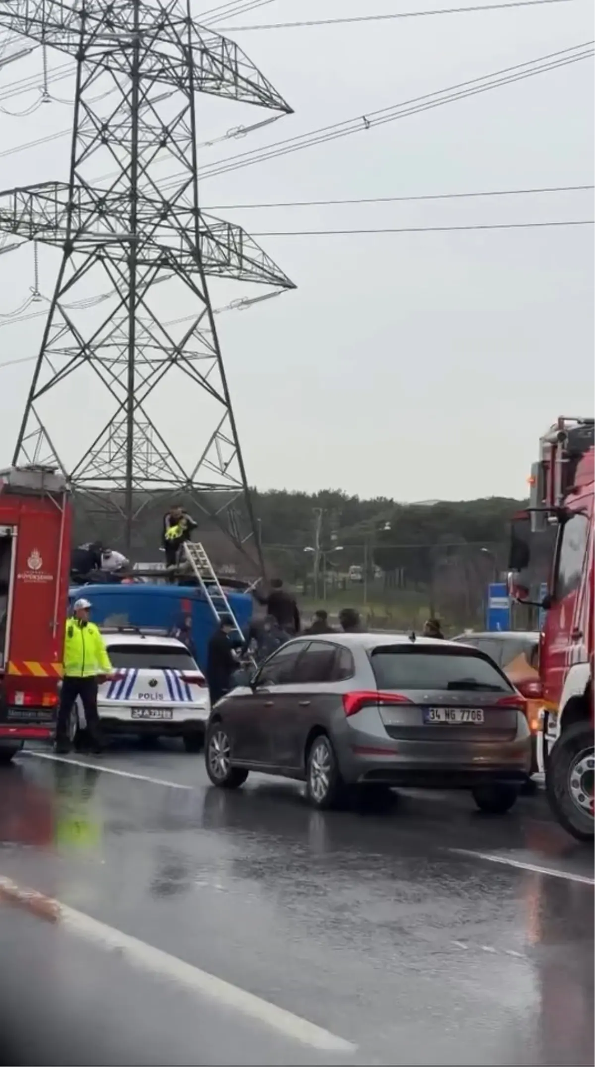 Kemerburgaz'da cezaevi nakil aracı devrildi; yaralılar var