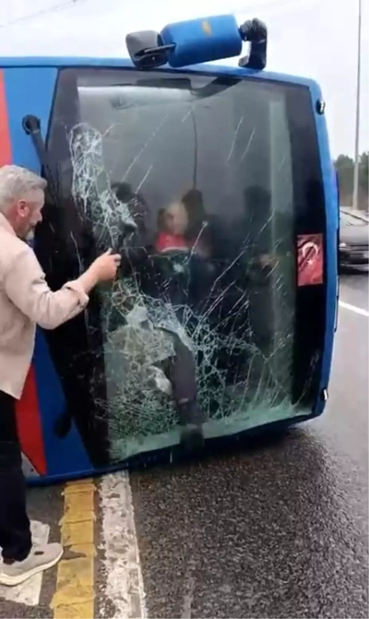 Kağıthane'de devrilen cezaevi nakil aracından yaralıların kurtarılma anları görüntülendi