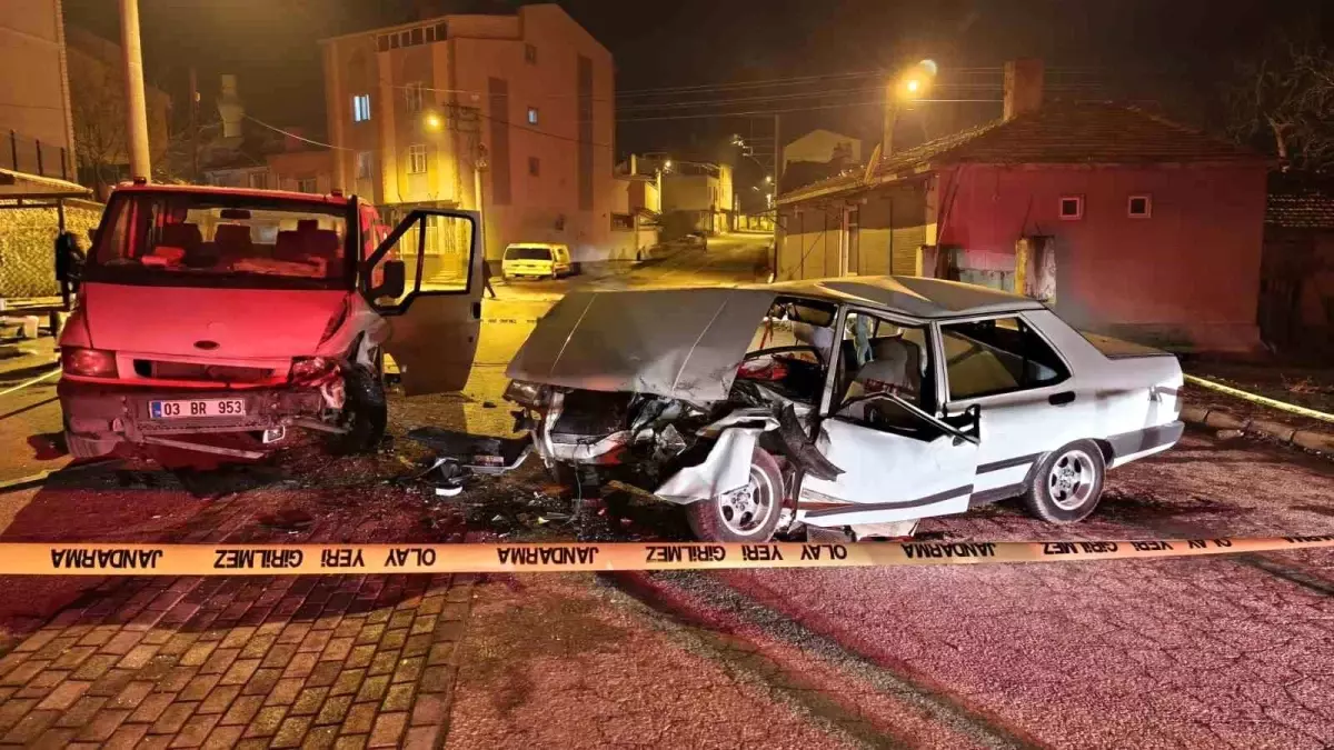 Kamyonetle otomobil çarpıştı, 3 kişi yaralandı