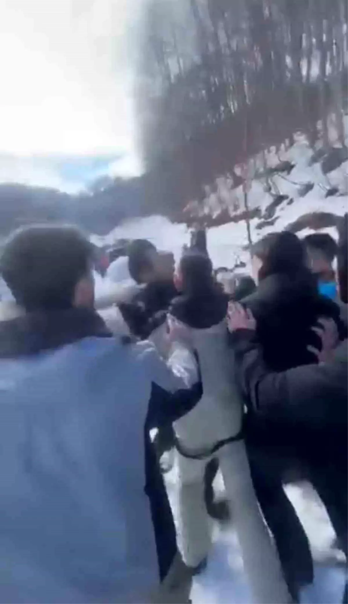 Kartepe'de tartışma kavgaya döndü: Baba, çocuklarının yanında darp edildi