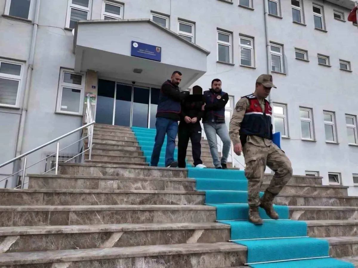 Kendilerini güvenlik güçleri ve savcı olarak tanıtıp, yaşlıları 1 milyon TL dolandırdılar