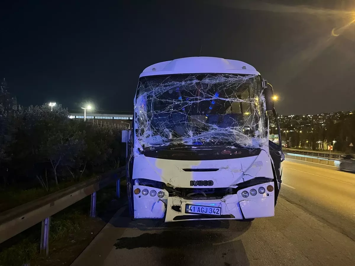 Kocaeli'de minibüsün tıra çarptığı kazada 6 kişi yaralandı