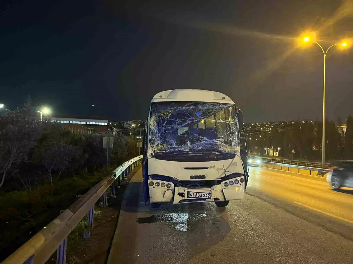 Kocaeli'de servis minibüsü tıra çarptı: 6 yaralı