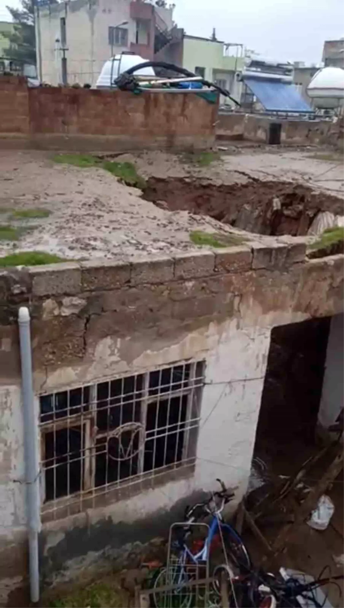 Mardin'de sağanak yağışta kerpiç evin damı çöktü