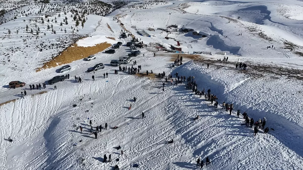 Mersin'in beyaza bürünen Sertavul Yaylası tatildeki çocukları ağırlıyor