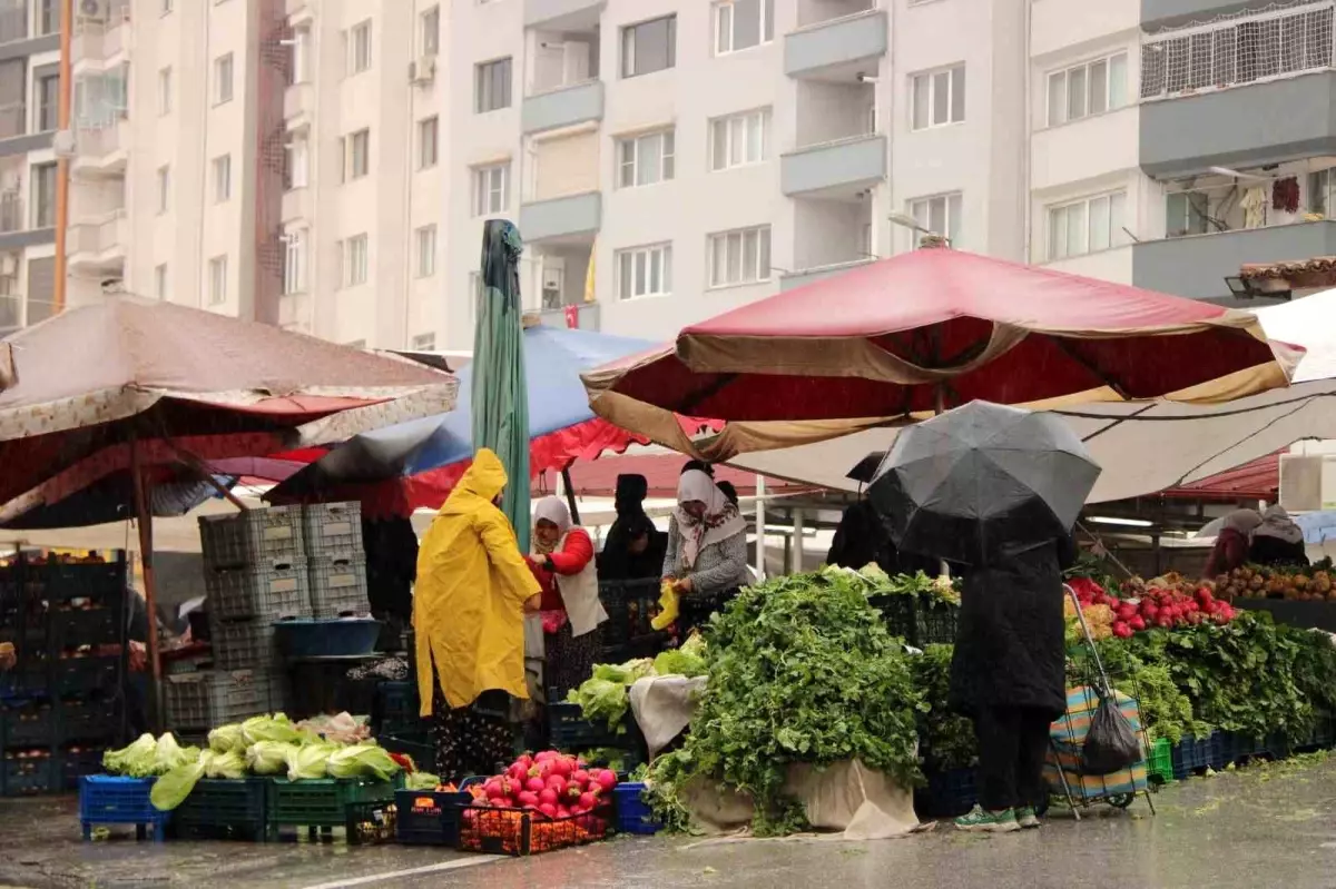 Meteoroloji'nin sağanak ve fırtına uyarısı pazarcıları etkiledi