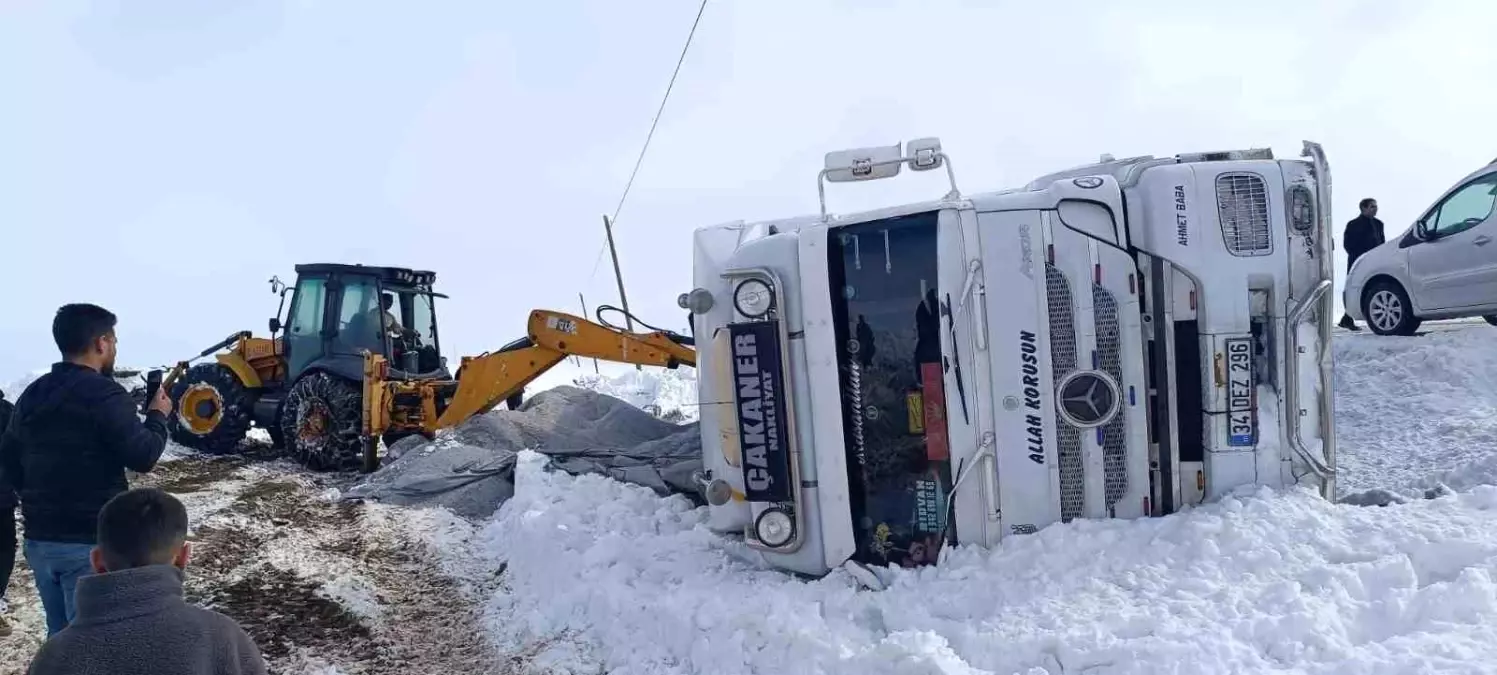 Muradiye'de gizli buzlanmadan dolayı tır devrildi
