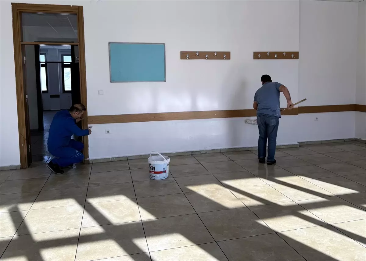 Öğrenciler yarıyıl tatilindeyken Ardahan'da idareciler okulun bakım onarımını yaptı