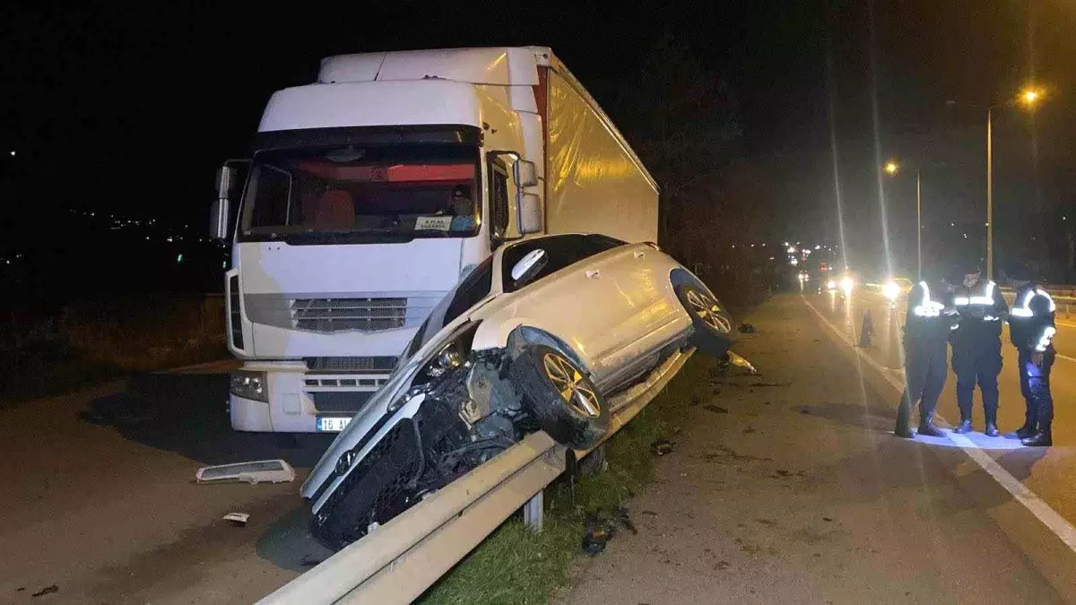 Otomobil bariyerlerde 15 metre sürüklenerek tıra çarptı: 4 yaralı