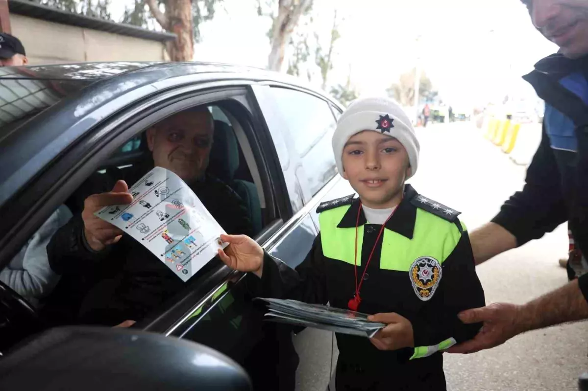 Polis ve jandarma kamuflajı ile denetim yapan depremzede çocuklar yürekleri ısıttı