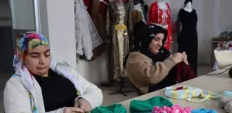 Şanlıurfa'da görme engelli kız kardeşler yaptıkları el emeği ürünlerle hayata tutunuyor