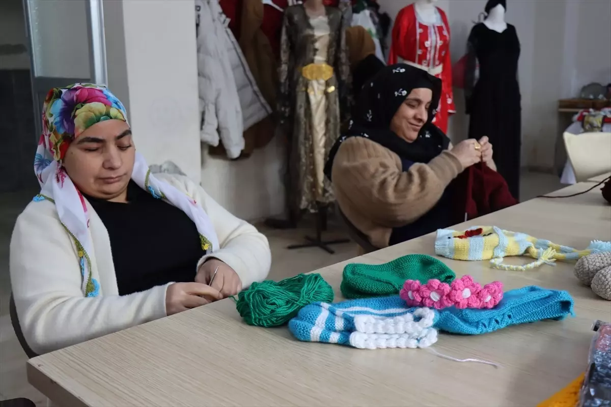 Şanlıurfa'da görme engelli kız kardeşler yaptıkları el emeği ürünlerle hayata tutunuyor
