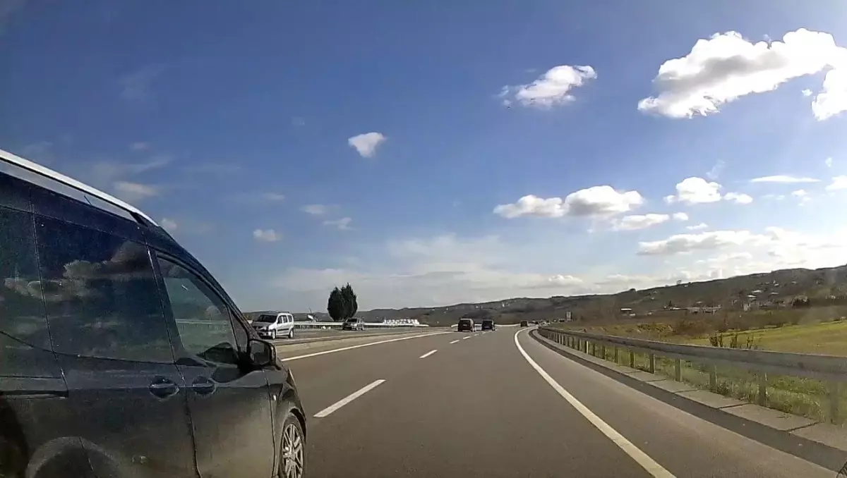 Şerit ihlali yaparak aracı silme geçti: Kazaya davetiye çıkaran sürücü canları hiçe saydı