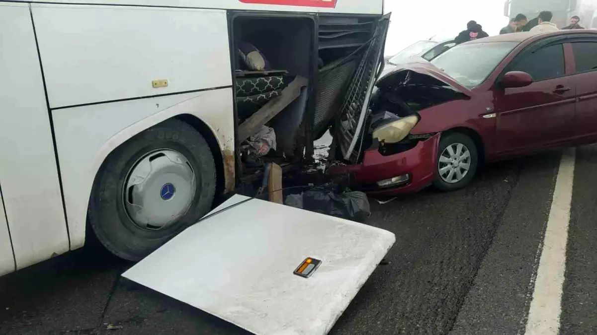 Sivas'ta yolcu otobüsü zincirleme trafik kazasına karıştı