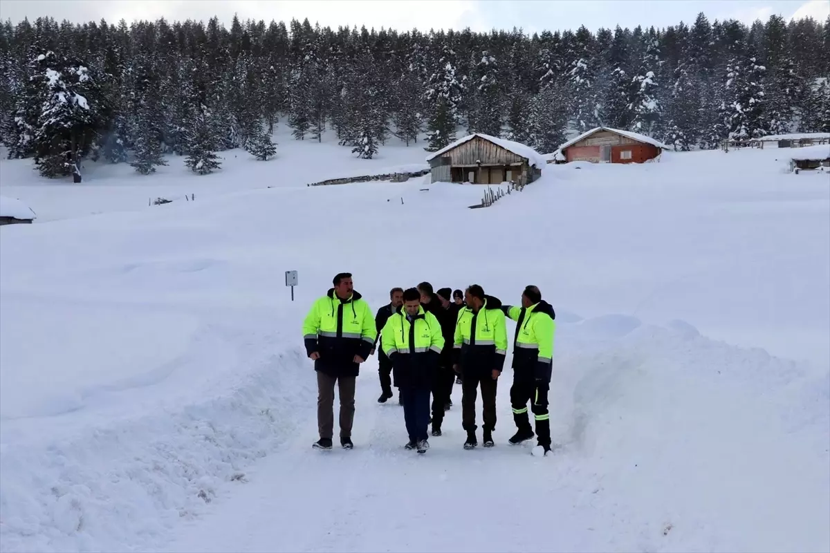 Suşehri Kaymakamı Yıldız, köy yollarındaki kar temizleme çalışmalarını inceledi