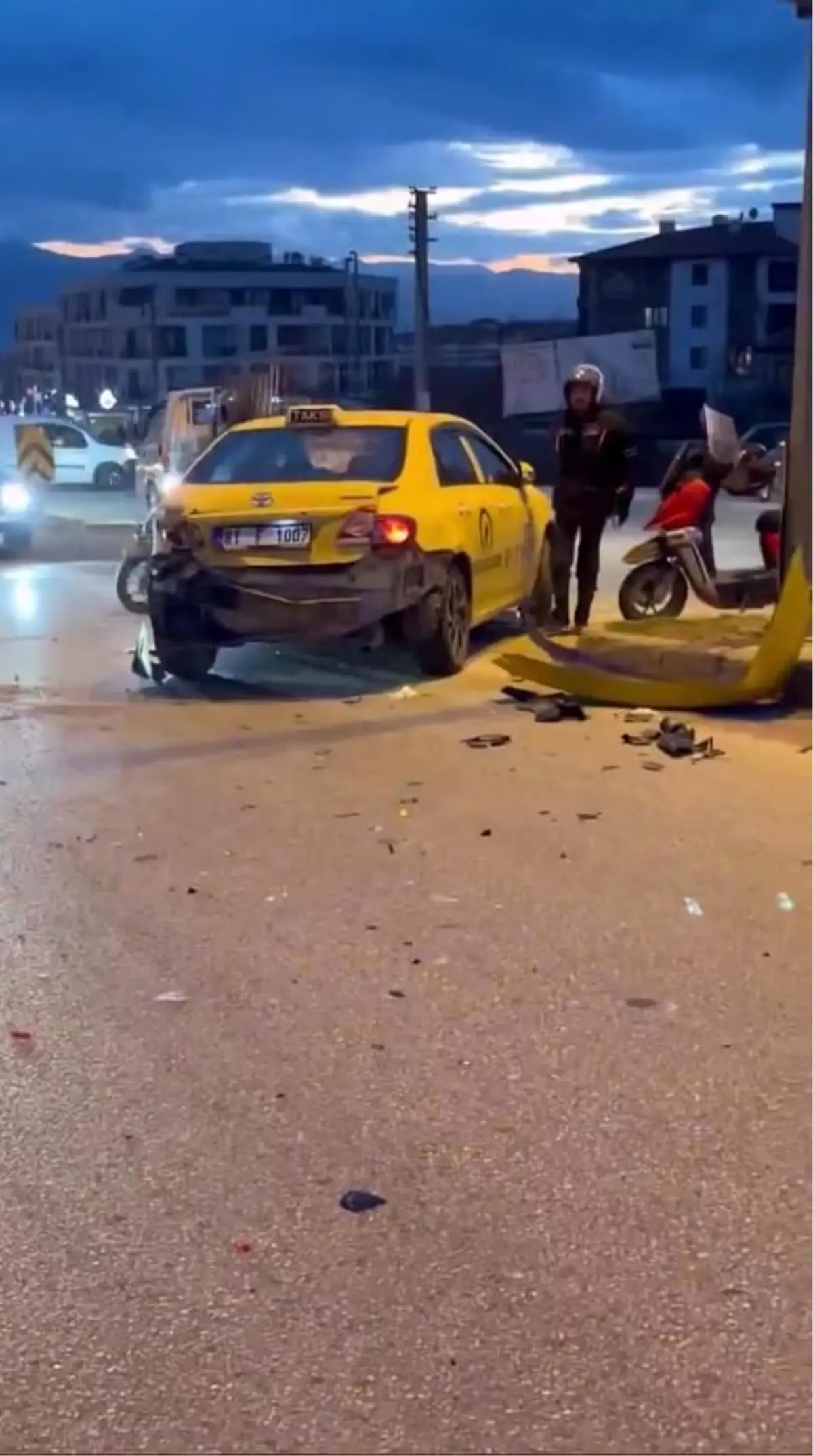 Taksiye çarpan motosikletli ağır yaralandı