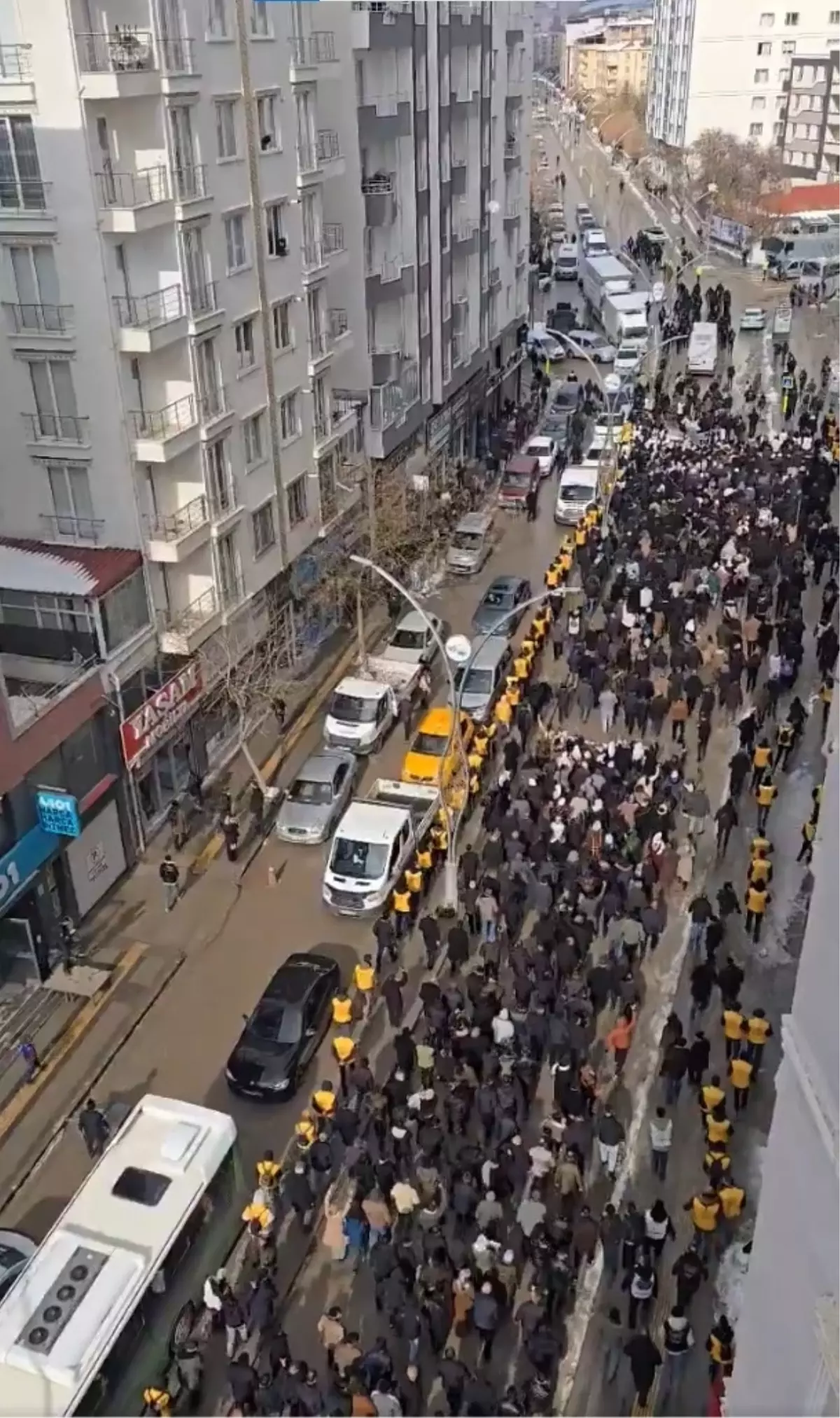 Van ve Ağrı'da sokaklar karıştı! Çok sayıda kişi gözaltında