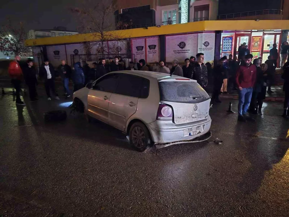 Yağış sonrası çöken yol kazaya neden oldu: 3 yaralı