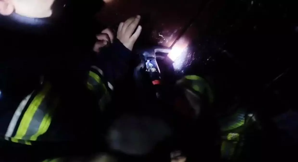 Yangın çıkan toprak evde kısmi çökme meydana geldi