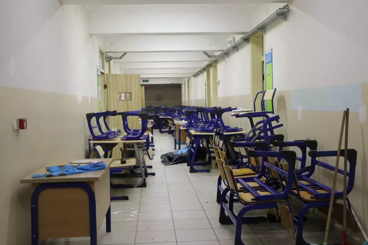 Yükümlüler, okulu boyayıp sömestir sonrası eğitim dönemine hazırladı