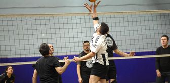 Zonguldak'taki voleybol turnuvası farklı meslek ve yaş gruplarını sporda buluşturuyor