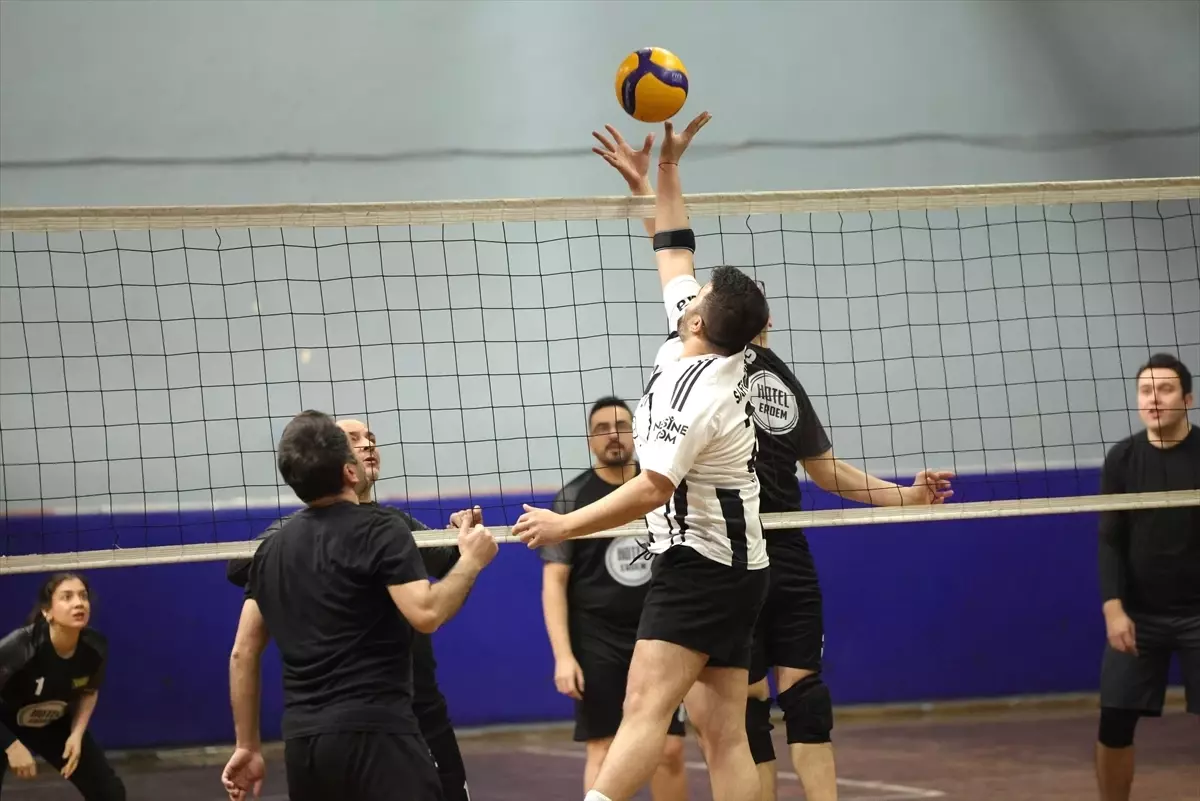 Zonguldak'taki voleybol turnuvası farklı meslek ve yaş gruplarını sporda buluşturuyor