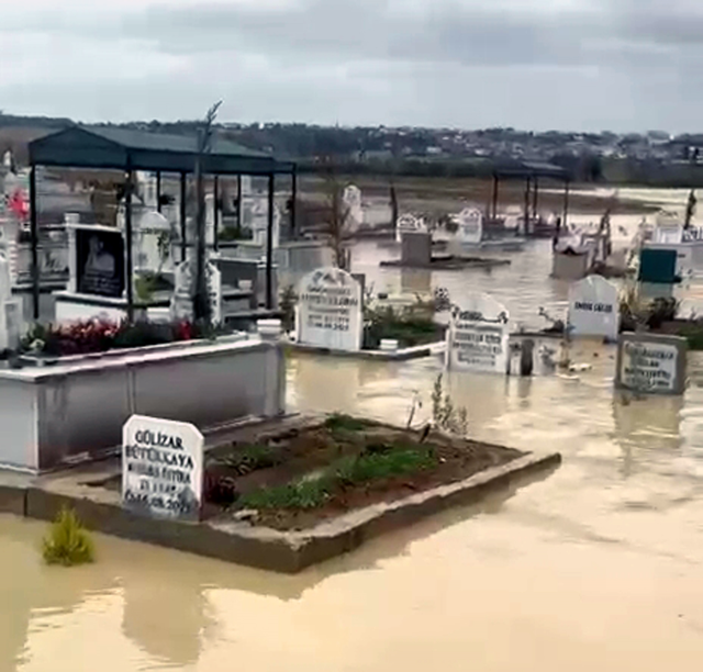 ضربت الفيضانات مدينتين! غمرت المياه المقابر، وتجاوزت الأنهار