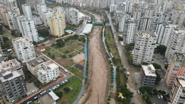 ضربت الفيضانات مدينتين! غمرت المياه المقابر، وتجاوزت الأنهار