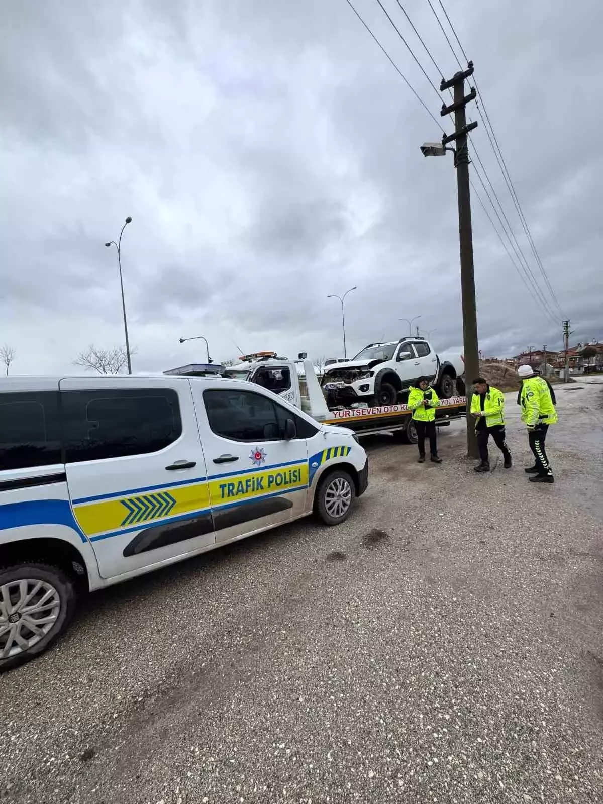 5 metrelik refüjden aşağı uçan araçta 3 kişi yaralandı