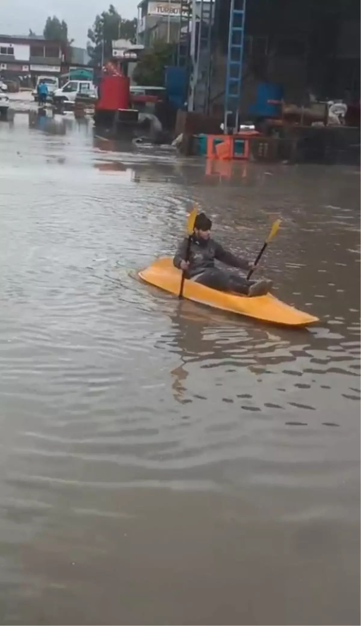 Adana'da sağanak hayatı olumsuz etkiledi