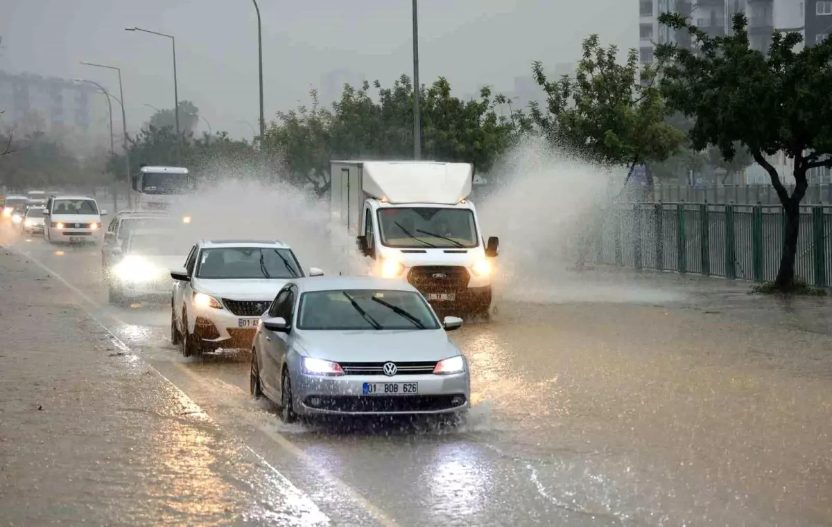 Adana'da şiddetli yağış yolları göle çevirdi, apartmanları su bastı