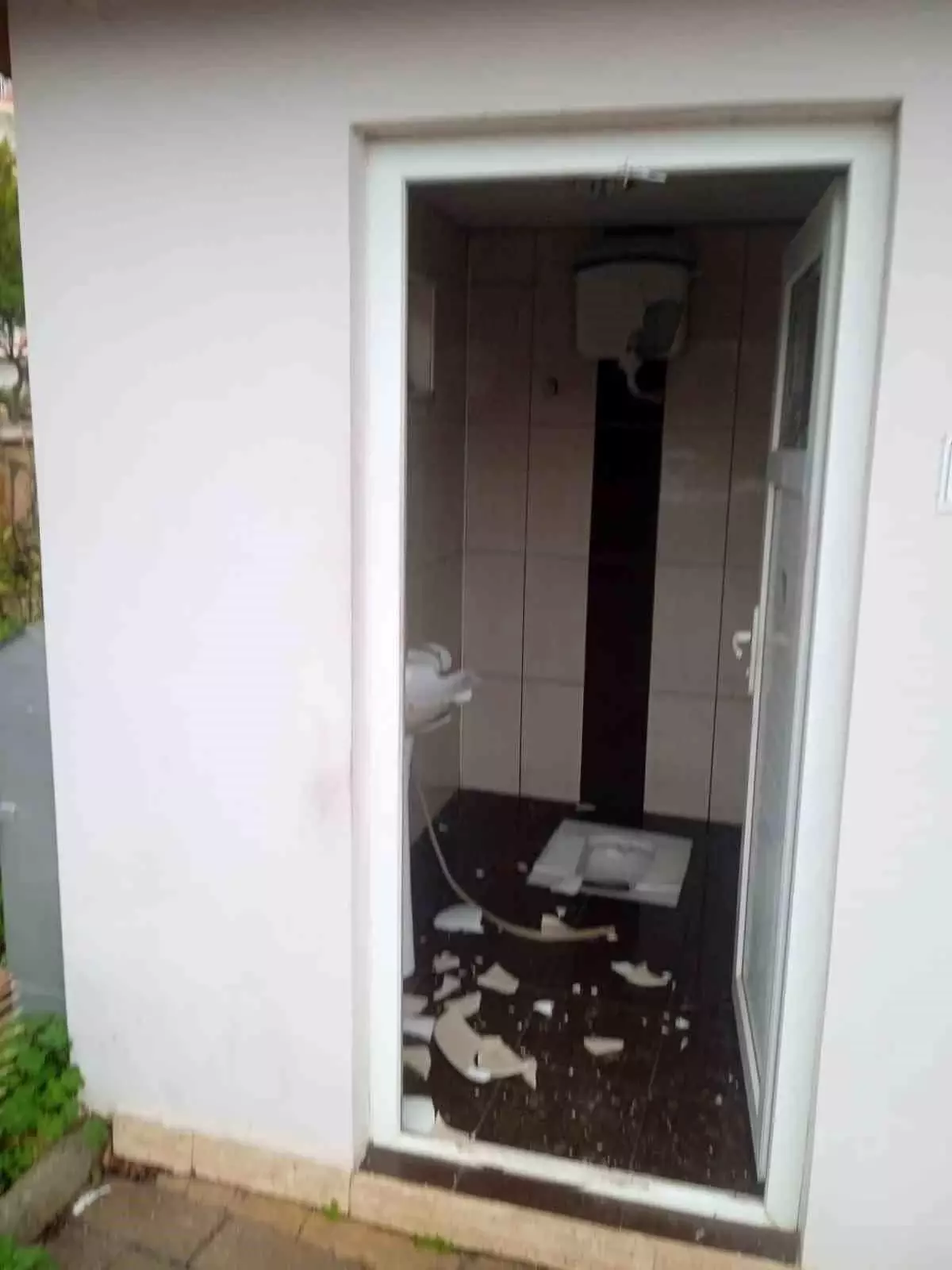 Alanya'da umumi tuvaletin camları ve seramiklerini kırdılar
