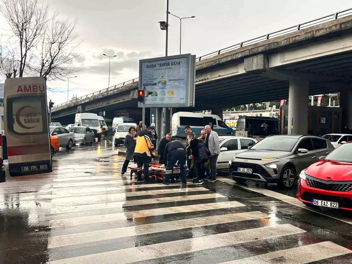 Ankara'da yaya geçidinde otomobilin çarptığı kadın yaralandı