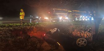 Antalya'da refüjdeki çukura düşen otomobildeki 3 kişi yaralandı