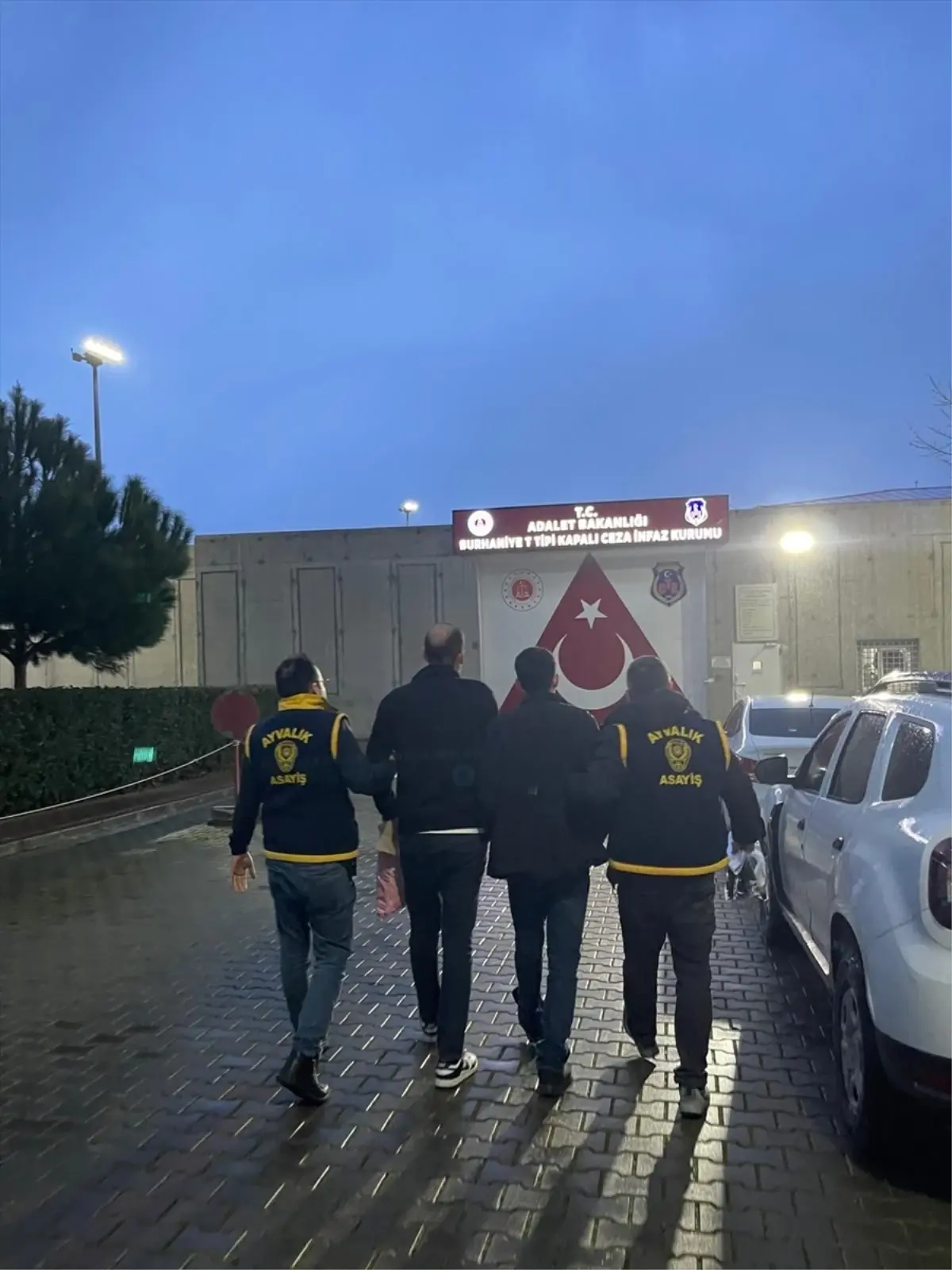 Balıkesir'de telefon dolandırıcılığı operasyonunda yakalanan 3 zanlıdan 2'si tutuklandı