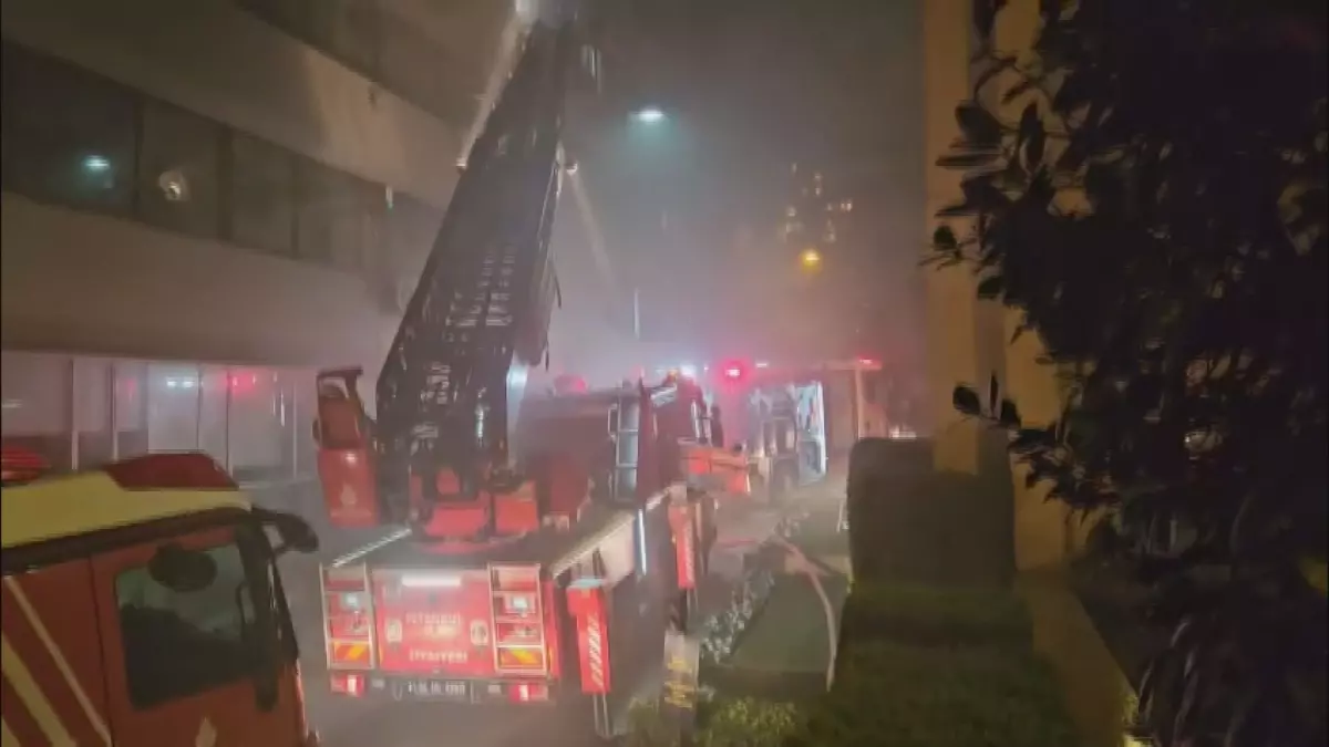 Beyoğlu'nda 4 katlı otelde çıkan yangın söndürüldü