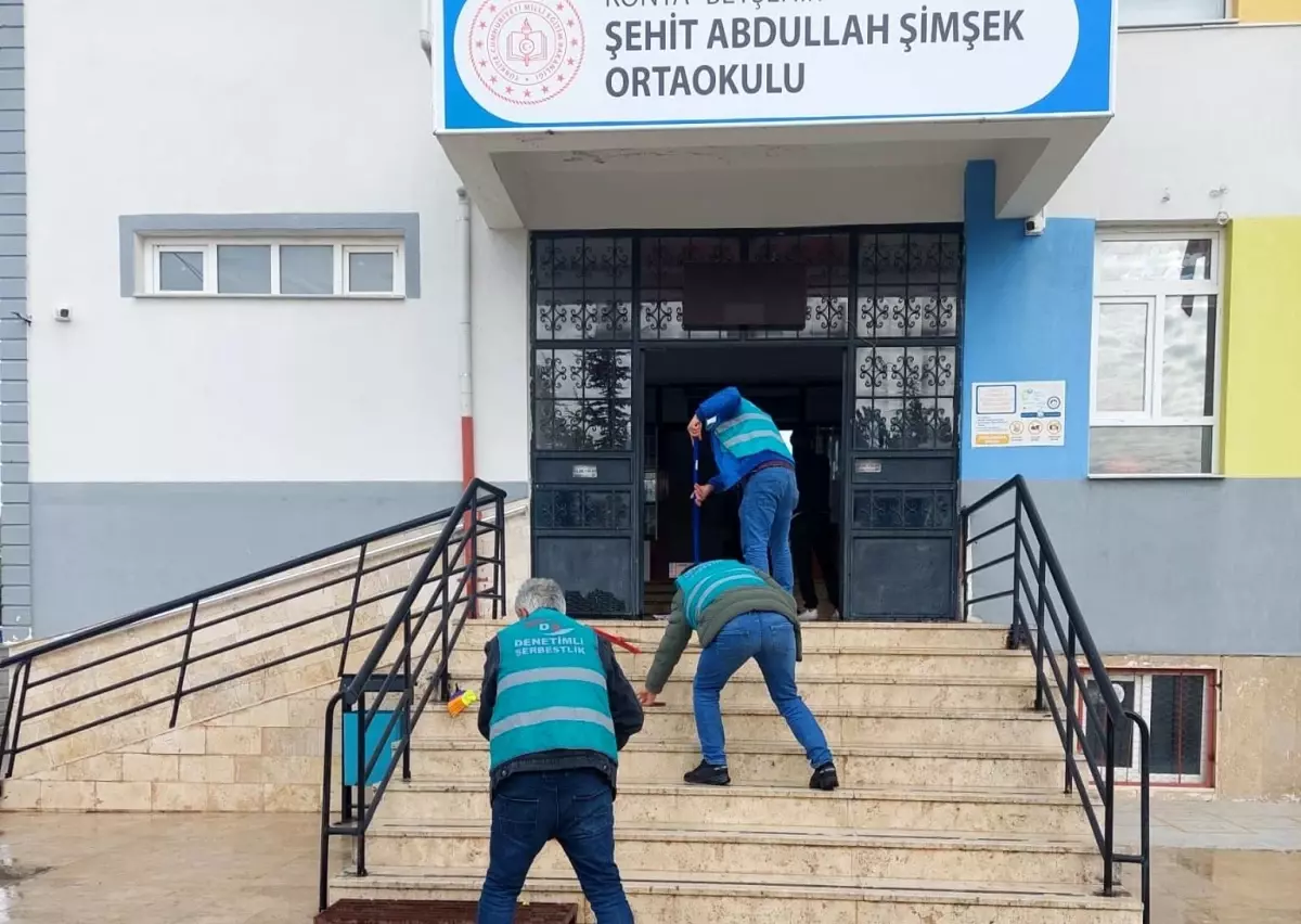 Beyşehir'de yükümlüler ara tatilde okulları temizledi